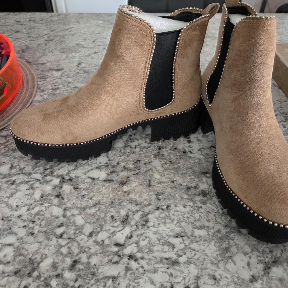 New In Box Cape Robbin Tan Ankle Boots with Black Accents Sz Women 9